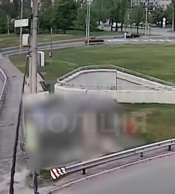 У Києві легковик влетів у припарковані авто: момент ДТП потрапив на відео