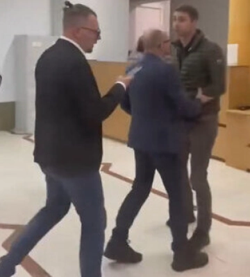 &quot;Слуги&quot; из ТСК по Киеву не пускают представителей громады на заседание - депутат Киевсовета выложил видео