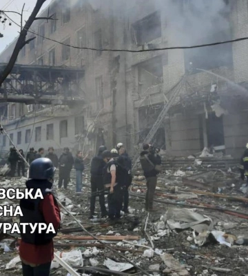 Окупанти вдарили по житловому комплексу в Харкові, поки що без постраждалих