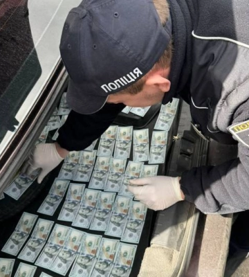В Миколаєві затримали «ділка», який за $5 тис. обіцяв зробити посвідку на право проживання іноземця в Україні