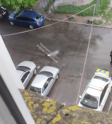 Міг випасти з вікна: на одній з вулиць Рівного знайшли мертвого