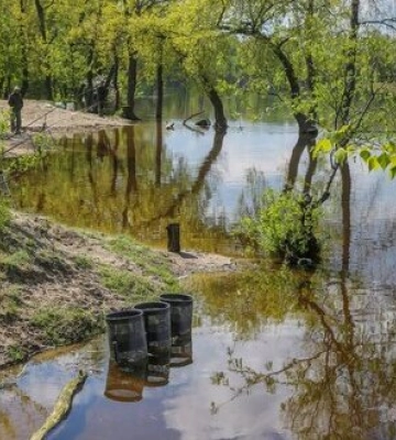 В Киеве продолжает расти уровень воды в Днепре