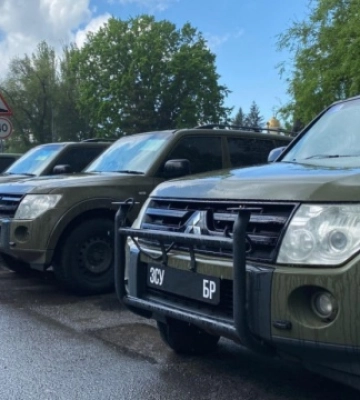 Вінницька громада передала військовим 20 позашляховиків
