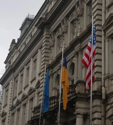 Перед Львівською ОВА підняли прапор США
