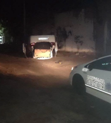 На Харківщині п’яний водій наїхав на бордюр – автівка перекинулася
