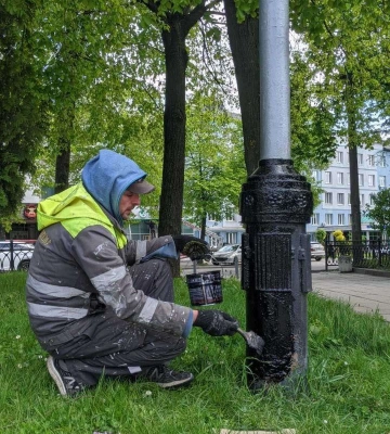 Доки дозволяла погода, у Рівному фарбували ліхтарі