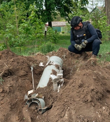 Впала посеред приватного житлового сектору: на Донеччині сапери знешкодили авіабомбу