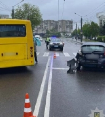 У Луцьку не розминулися маршрутка та легковик: водійка – у лікарні