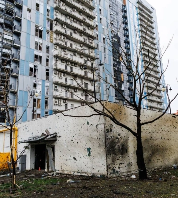 Закрывают окна, выдают помощь: последствия ночного удара устраняют в Харькове