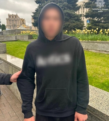 Разгуливал по Крещатику с ножом в руке: в центре столицы задержали мужчину