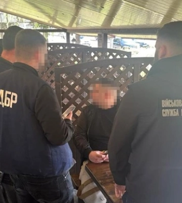 На Львівщині затримали військового, який обіцяв за хабар перевести мобілізованого до тилової частини