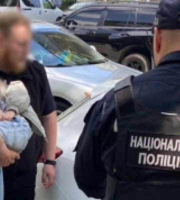 За мільйон гривень хотіла продати дворічного сина: горе-матір затримали правоохоронці