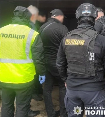 Зберігав арсенал зброї у гаражі: на Житомирщині поліція затримала підозрюваного