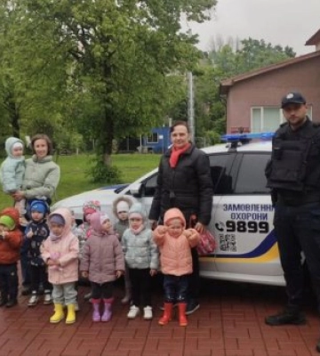 Корисно та цікаво: поліцейські охорони Закарпаття провели зустріч з дошкільнятами