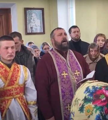 «Лишилися голі стіни»: віряни ПЦУ в селі на Волині вперше зайшли до храму і провели службу
