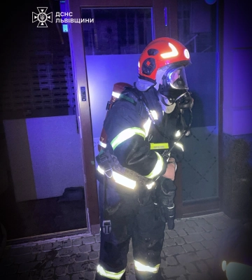 Вночі рятувальники гасили пожежу в кафе у центрі Львова - ФОТО