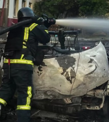 У Миколаєві через невідому вибухівку запалали автомобілі:  постраждали п′ять рятувальників