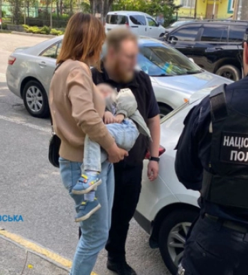 У Дніпрі дівчина хотіла продати 2-річного сина за мільйон гривень (відео)