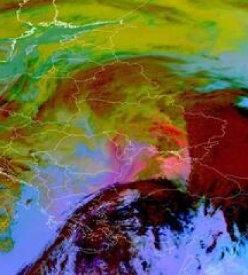 Пісок на поверхнях та жовті хмари: пил із Сахари змивають полтавці
