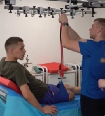 Захисник з Волині, який втратив ногу на війні, після реабілітації та протезування мріє повернутися до своїх