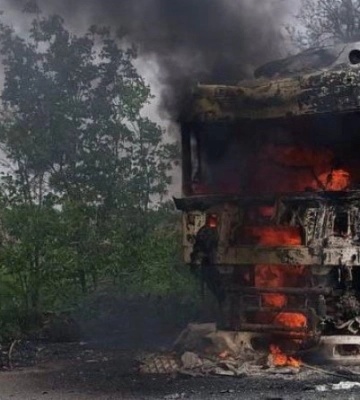 На Херсонщині окупанти скинули вибухівку на вантажівку