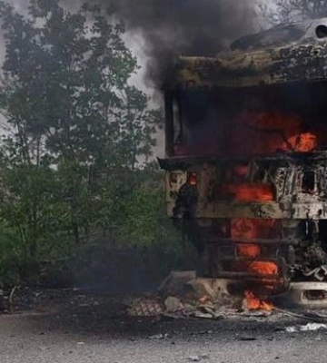 На Херсонщині окупанти скинули вибухівку на вантажівку