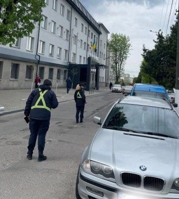 У Рівному біля головного управління поліції оштрафували 22 водіїв-порушників
