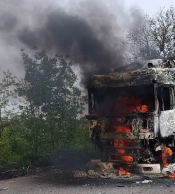На Херсонщині окупанти скинули вибухівку на вантажівку