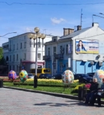 У Рівному та Квасилові облаштували традиційний писанковий сад