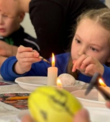 У Львові діти захисників писали писанки воїнам, які зараз на лікуванні
