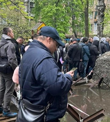 В Киеве сотни мужчин &quot;штурмуют&quot; ТЦК: командование отреагировало на очереди 
