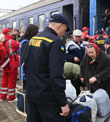 Були породілля і вагітна. Рівненщина зустріла п&#039;ятий евакуаційний потяг з Донеччини  (ВІДЕО)