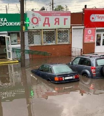 Фастов на Киевщине затопило, автомобили по бампер под водой