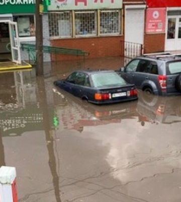 В Киеве улицы превратились в реки, а в Фастове авто пошли под воду: последствия ливня