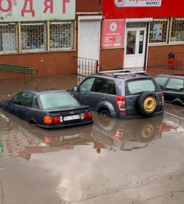 На Київщині автомобілі пішли під воду через сильну зливу (відео)