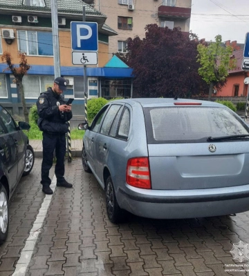 В Мукачеві перевіряли як паркуються на місцях для водіїв з інвалідністю