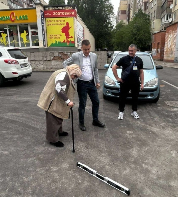 «Приємно, що до людей з інвалідністю  дослухаються та враховують їхні потреби». У Дніпрі продовжують робити тротуари інклюзивними