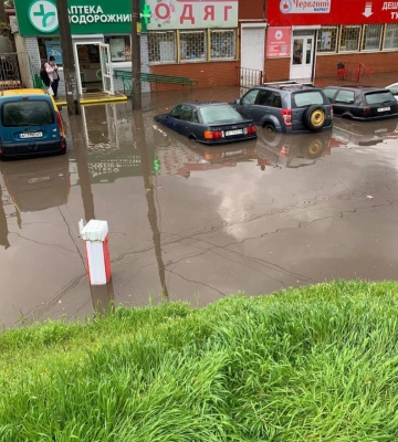 Люди по колено в воде: появились кадры последствий непогоды в Киеве и области (фото, видео)