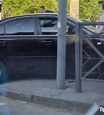 У Миколаєві вночі водій автомобіля не впорався з керуванням і врізався в кіоск, а після втік з місця ДТП