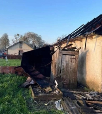 Вогонь ледь не перекинувся на будинок: у селі на Рівненщині загорівся хлів