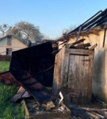 На Рівненщині горів хлів, ледве не зайнявся будинок