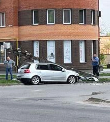У Полтаві автівка врізалася в електроопору