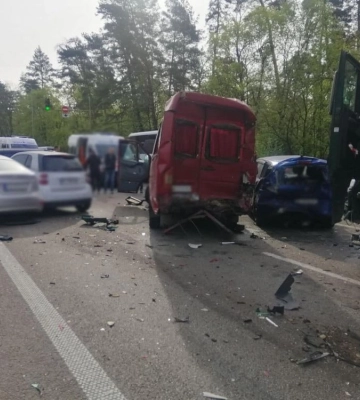 Под Киевом произошло масштабное ДТП с участием 6 авто: есть пострадавшие
