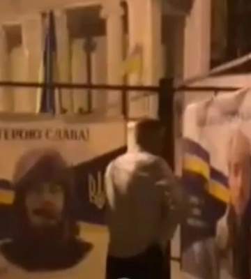 У Кривому Розі на Дніпропетровщині п’яний чоловік справляв природні потреби на Меморіал Героїв