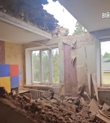 Рашисти двічі обстріляли дитсадок у Херсоні. ВIДЕО