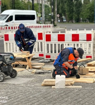 Дніпро продовжує ремонтувати дощоприймачі
