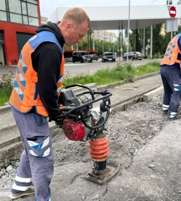 Дніпро продовжує ремонтувати дощоприймачі