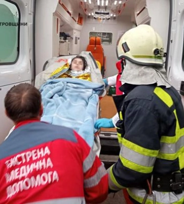 На Дніпропетровщині надзвичайники врятували жінку, яка впала у колодязь