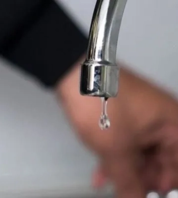 В Киеве две аварии на водопроводе: в некоторых домах нет воды, на дорогах перекрыто движение