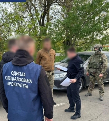 Одеський прикордонник попався на хабарі у дев’ять тисяч доларів